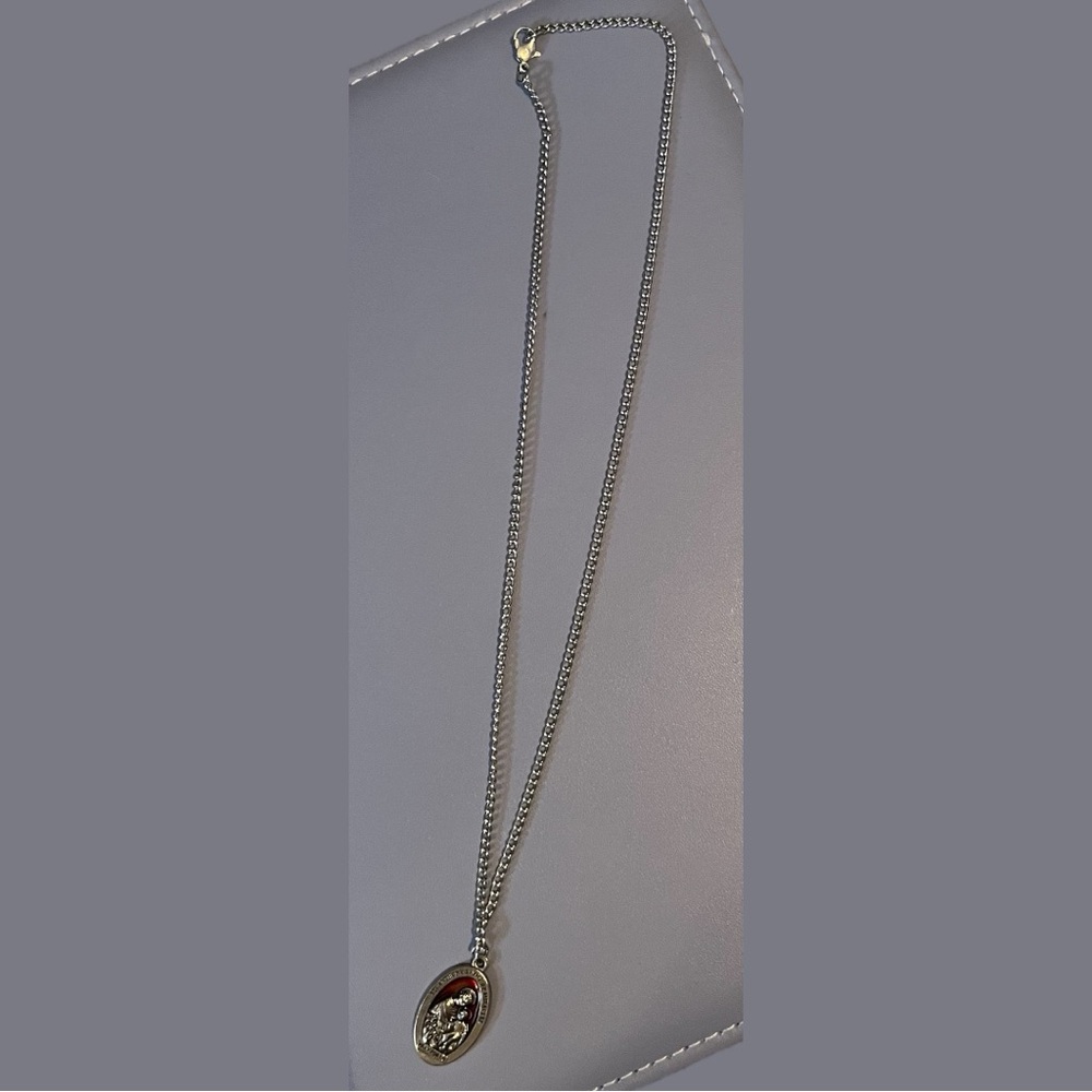 ✝️St. Anthony oval pendent necklace on long silver chain, preowned.